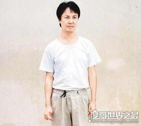 香港三大贼王死了两个，最后一个季炳雄还在监狱没出来