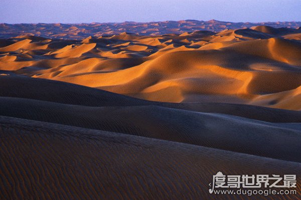 中国最大的沙漠是塔克拉玛干，33万平方公里(是北京20倍)