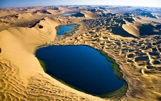 中国最大的沙漠是塔克拉玛干，33万平方公里(是北京20倍)