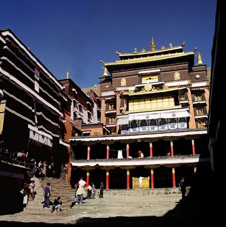 世界上最大的铜佛，西藏强巴佛高26.2米(眉间有一颗大钻石)