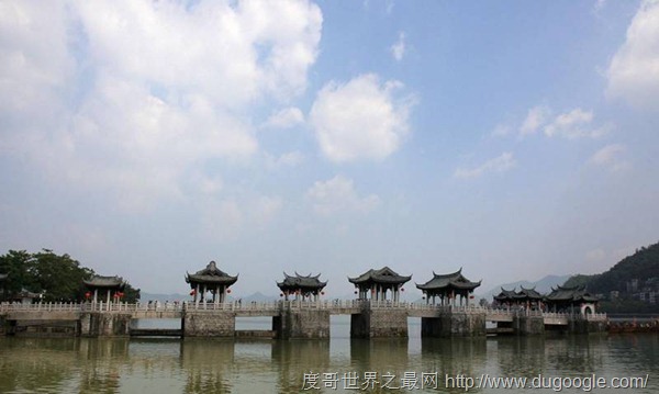 中国广东广济桥，世界上最早的启闭式桥梁