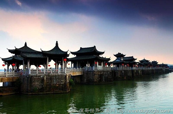 中国广东广济桥，世界上最早的启闭式桥梁