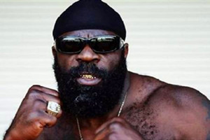 打架之王kimbo slice，膨胀到去打职业UFC(第一场就惨遭教训)