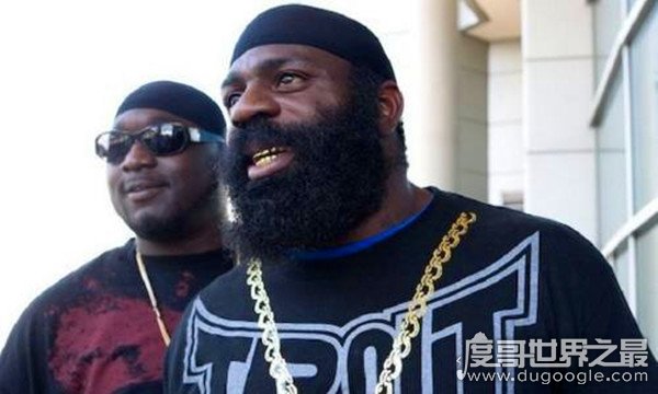 打架之王kimbo slice，膨胀到去打职业UFC(第一场就惨遭教训)