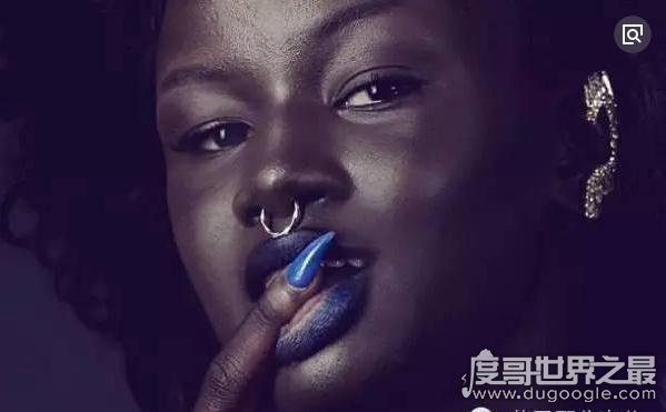 世界上最黑的女人，24K纯黑KhoudiaDiop(夜晚会隐身)