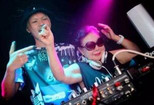 世界上年龄最大的女DJ，岩室纯子(84岁女DJ成东京夜店招牌)