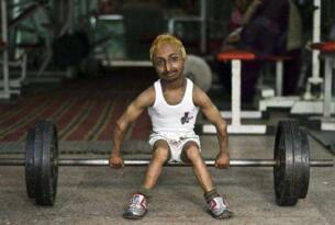 世界上最小的健身教练，印度侏儒男孩Adity(身高仅80cm)