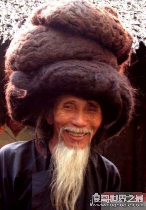 世界上头发最长的男人，越南老人头发长6.8米(50年没剪过)