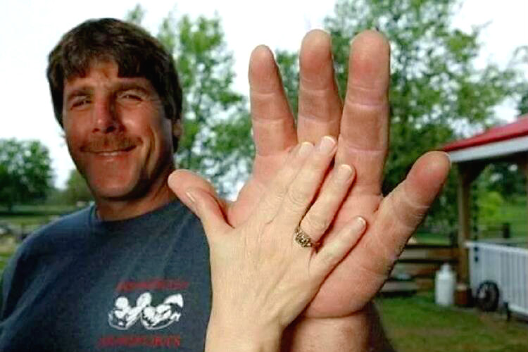 世界上最大的手掌，杰夫·达比手掌长达25厘米(臂围49cm)