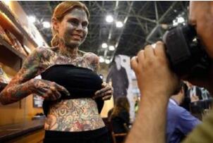 世界上纹身最多的女人，朱莉亚·吉娜斯(连私处也未能幸免)