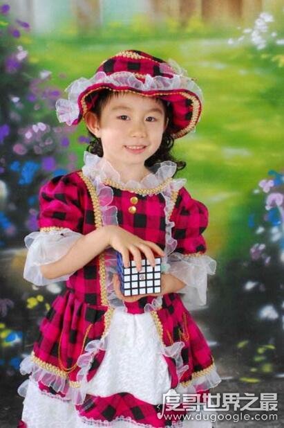 世界上最年轻的魔方复原者，中国谢恩希(3岁零4个月)
