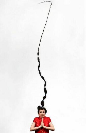 世界上头发最长的女人，阿萨·曼德拉(长16.8米重70斤)