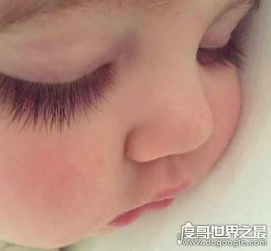 世界上睫毛最长的宝宝，漂亮的大眼睛实在是太让人羡慕了