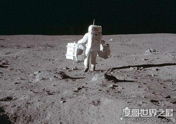 第一个登上月球的人是谁，是美国的尼尔·奥尔登·阿姆斯特朗