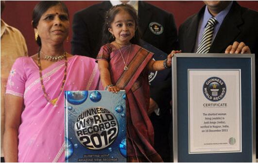 印度23女孩乔蒂·阿姆奇，身高仅62.8CM(世界最矮女性)