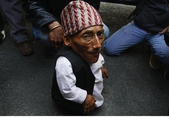 世界上最矮的人，尼泊尔75岁男子钱德拉(身高54.6cm)
