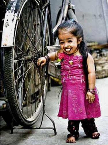 印度23女孩乔蒂·阿姆奇，身高仅62.8CM(世界最矮女性)