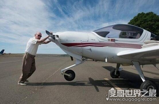 世界上最年长的飞行员，99岁生日再次起航完美飞行