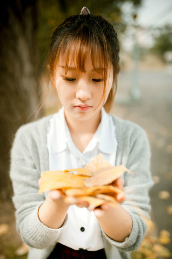 大学女生花瓣湿漉漉含棒棒 总裁舌头拨开她的花瓣看看