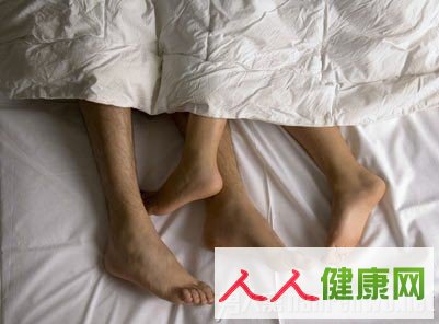 男友就把我放倒让我躺着解我扣子 慢慢褪去我身上所有的衣服