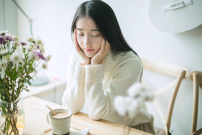 女邻居暗示我晚上去他家 两座巨峰滚圆饱满束缚不住