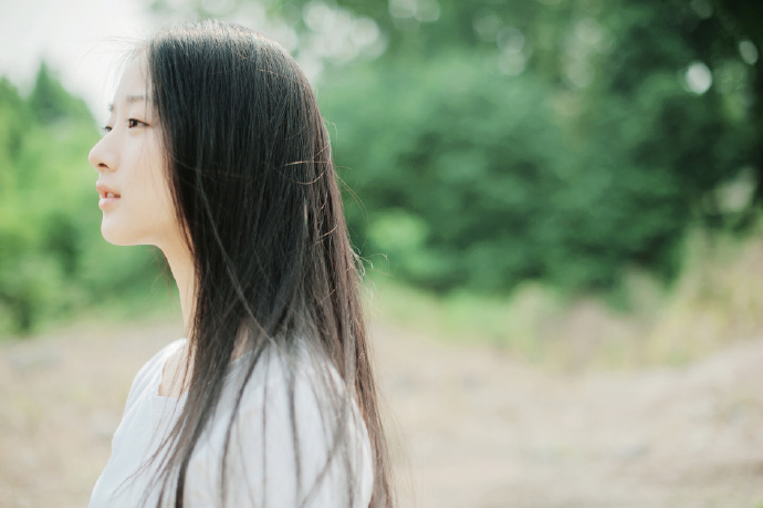 脱下女校花校裙后面进入她 校花同桌的第一次失去的过程