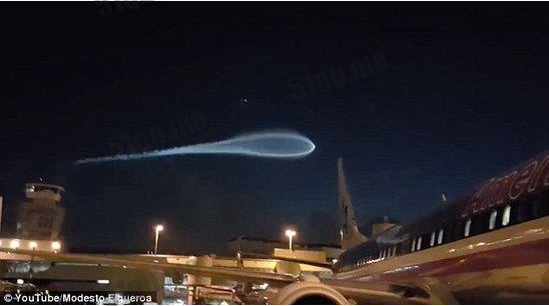美国机场惊现“巨大精子”状的UFO