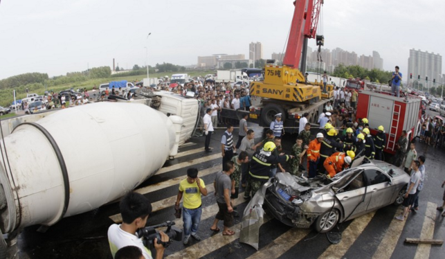 福建漳州水泥罐车路口侧翻压死4人