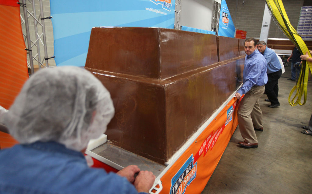 世界最大巧克力棒 重达5574公斤