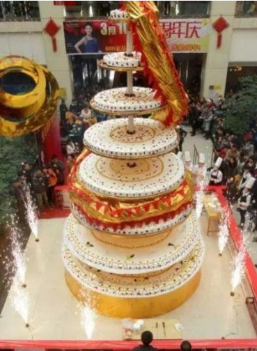 世界最高的蛋糕 高8米重2吨