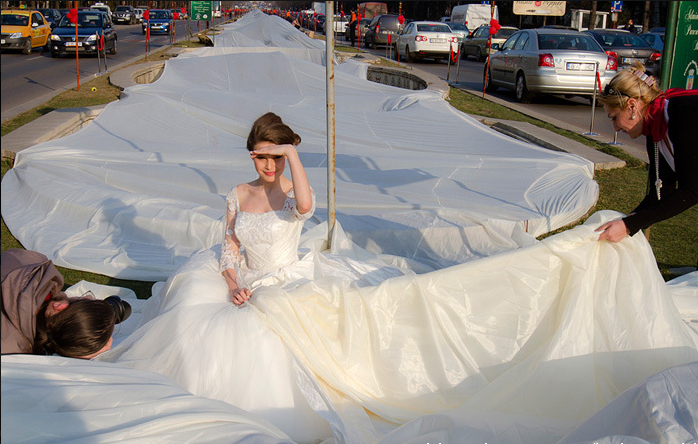 世界上最长的婚纱 长3公里刷新世界纪录