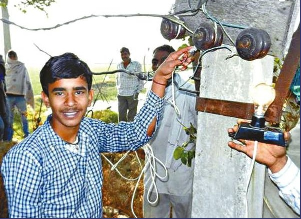 印度少年拥有超能力不怕任何高压电