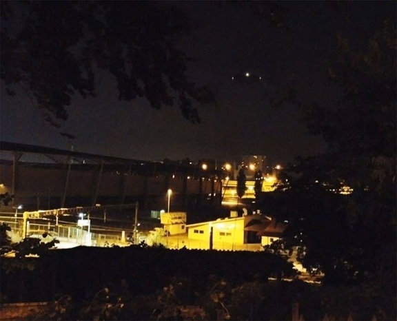 瑞士日内瓦夜空惊现大型UFO，轮廓清晰可见
