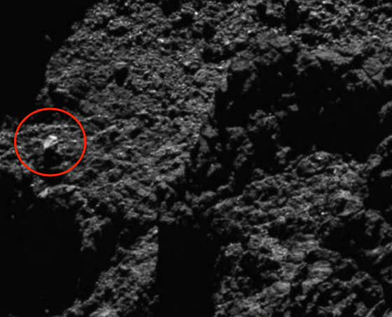 罗塞塔号坠毁前拍摄到67P彗星表面出现宛如船舶的三角形飞船