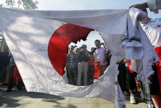 在反日游行中 日系车被人扎了该怎么办?