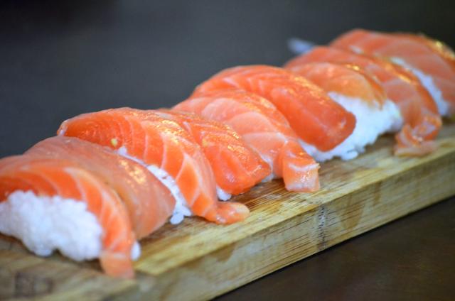 揭秘为什么日本人喜欢吃三文鱼