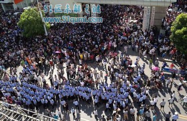 启东爆发大规模群体性事件 民众失控冲进政府大楼引深思