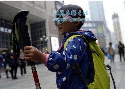 中国最小背包客引争议 虎爸式教育值不值得提倡?