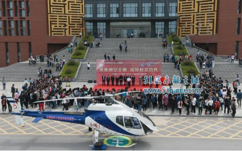 郑州校内学生体验坐直升机 不是演习而是一场活动