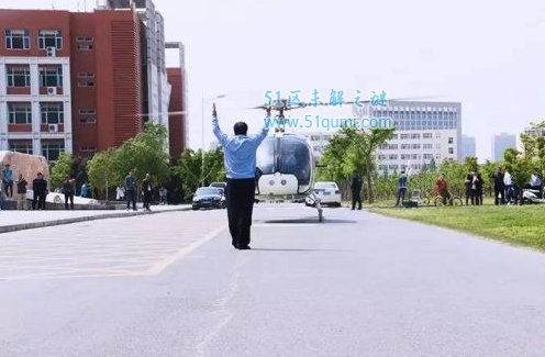 郑州校内学生体验坐直升机 不是演习而是一场活动