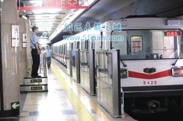 北京地铁乘客坠轨列车紧急制动惊险一幕令人心惊胆战