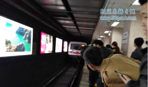北京地铁乘客坠轨列车紧急制动惊险一幕令人心惊胆战