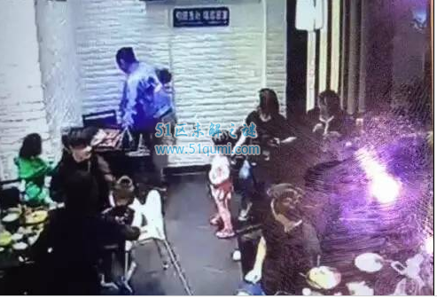 女童饭店叫喊被踹是怎么回事?女大学生暴怒狂打女童造人肉