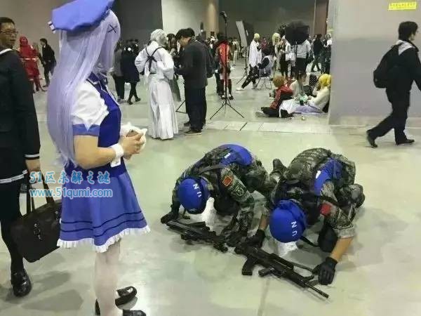 Cosplay漫展穿军装下跪日式角色!你们这样是会翻皮水的