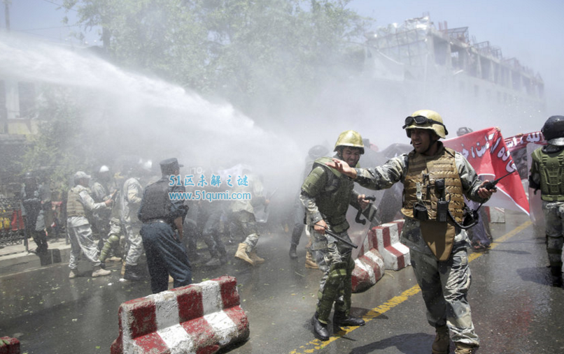 阿富汗示威者街头抗议 与警察爆发激烈冲突水枪驱逐