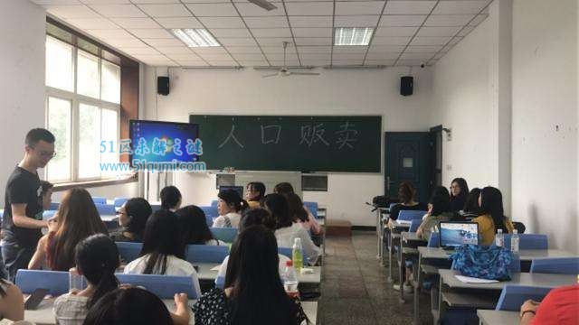 高校教师叫卖学生 新方式被点赞