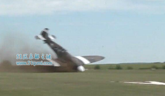 飞机特技表演直插地面视频 螺旋桨瞬间爆裂