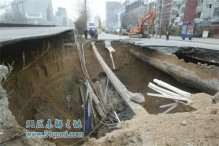 郑州路面惊险坍塌大坑 路面为什么会塌陷?