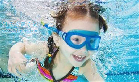 游泳戴隐形眼镜视力严重受损 夏季游泳如何防眼病?