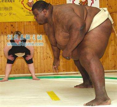 亚伯勒世界上最重的相扑手 体重370公斤与妻子反差萌